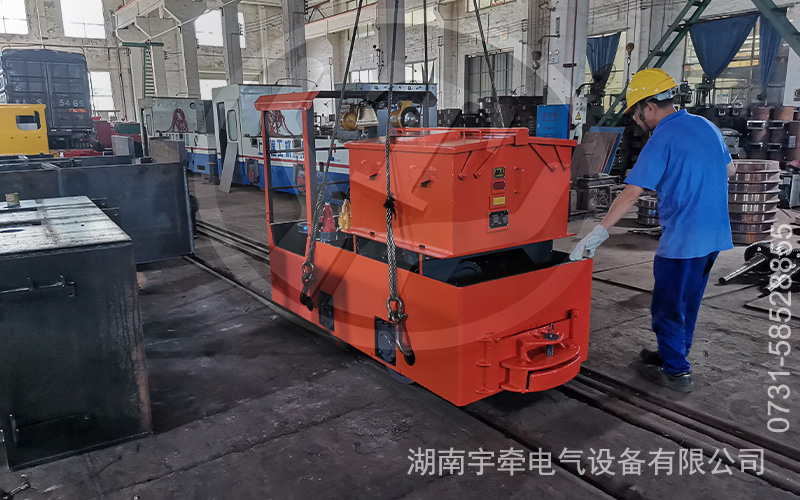 2.5噸蓄電池防爆電機(jī)車發(fā)貨 1.jpg