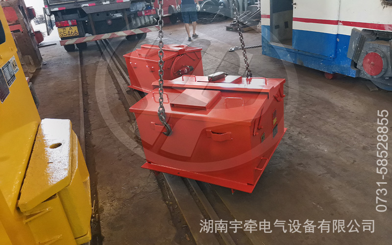 2.5噸蓄電池防爆電機(jī)車發(fā)貨 2.jpg