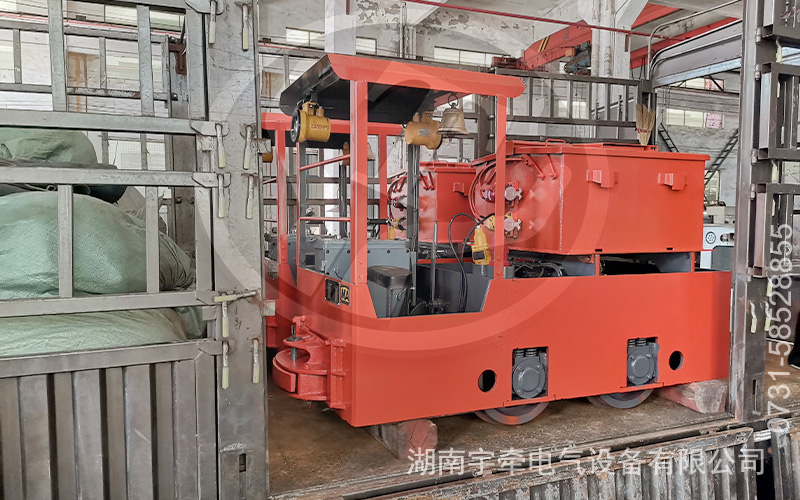 2.5噸防爆蓄電池電機(jī)車裝車發(fā)貨 3.jpg